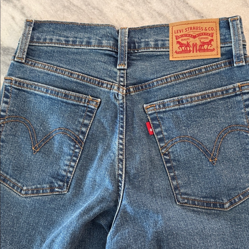 Levi’s Classic Mid-Blue Denim Jeans Size 26 - Picture 3 of 5